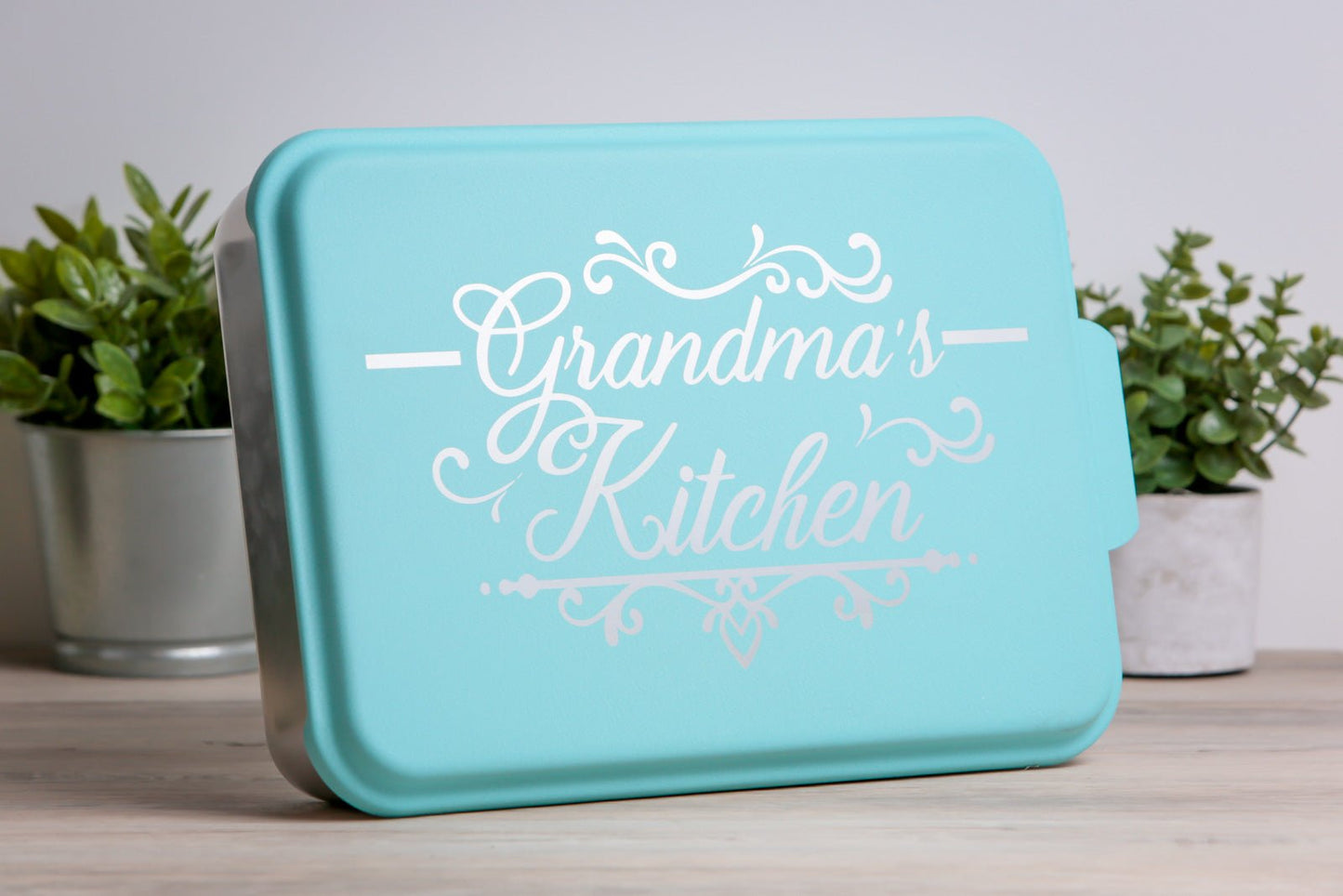 https://www.etchified.com/cdn/shop/products/personalized-9x13-cake-pan-with-snap-on-lid-bpn104-945541.jpg?v=1695224480&width=1445